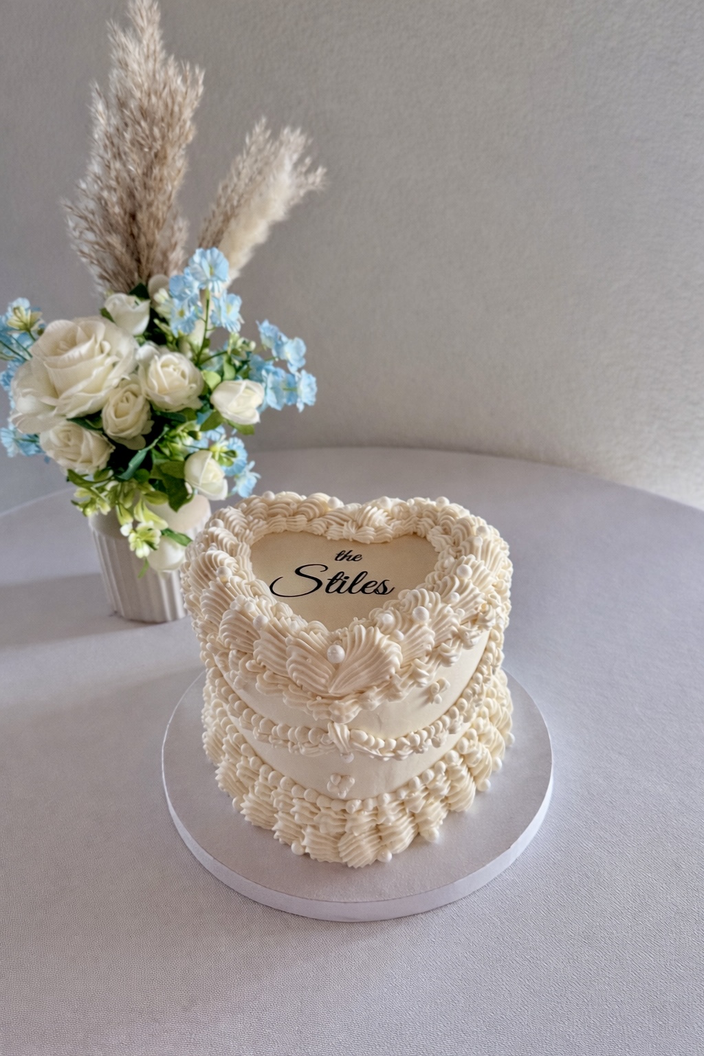 La Dulce Monarca custom heart cake